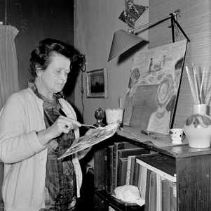 126621 Portret van de naïeve schilder mw. I. Bender in haar woning aan de Nieuwe Daalstraat te Utrecht.